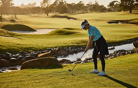 country-club-tasmania_image-galery_golf-couse_golfer-playing-550x350